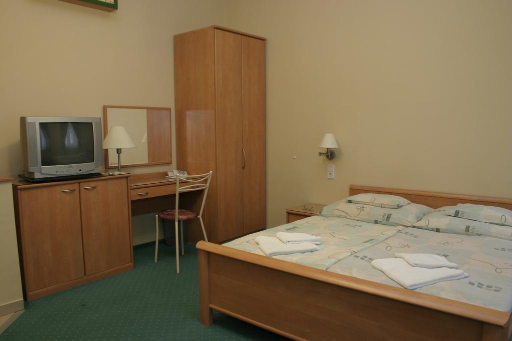 Kucko Panzio Gyor Apartment Exterior photo